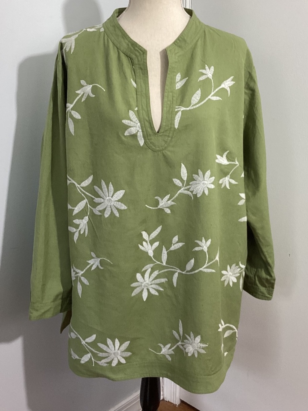 VTG SILHOUETTES WOMAN PLUS 1X GREEN TUNIC BLOUSE  WHITE FLORAL EMBROIDERY LINEN